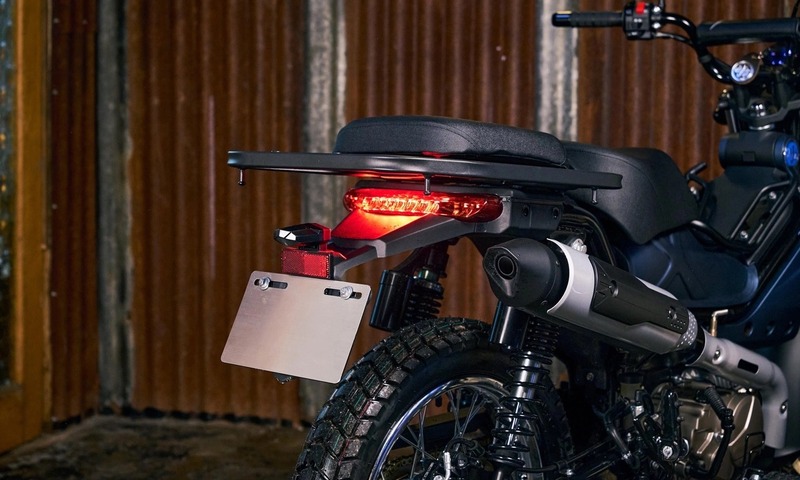 Baga sau cỡ lớn và ống xả vắt cao chạy dọc bên phải