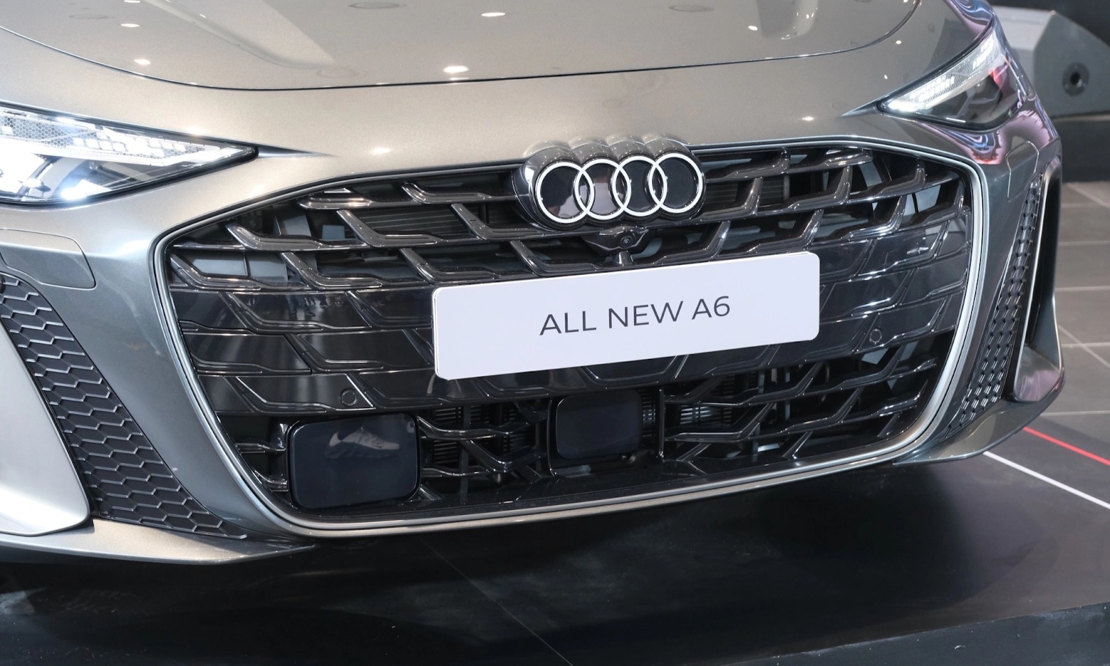 Phần đầu xe nổi bật với lưới tản nhiệt Singleframe không viền dạng tổ ong