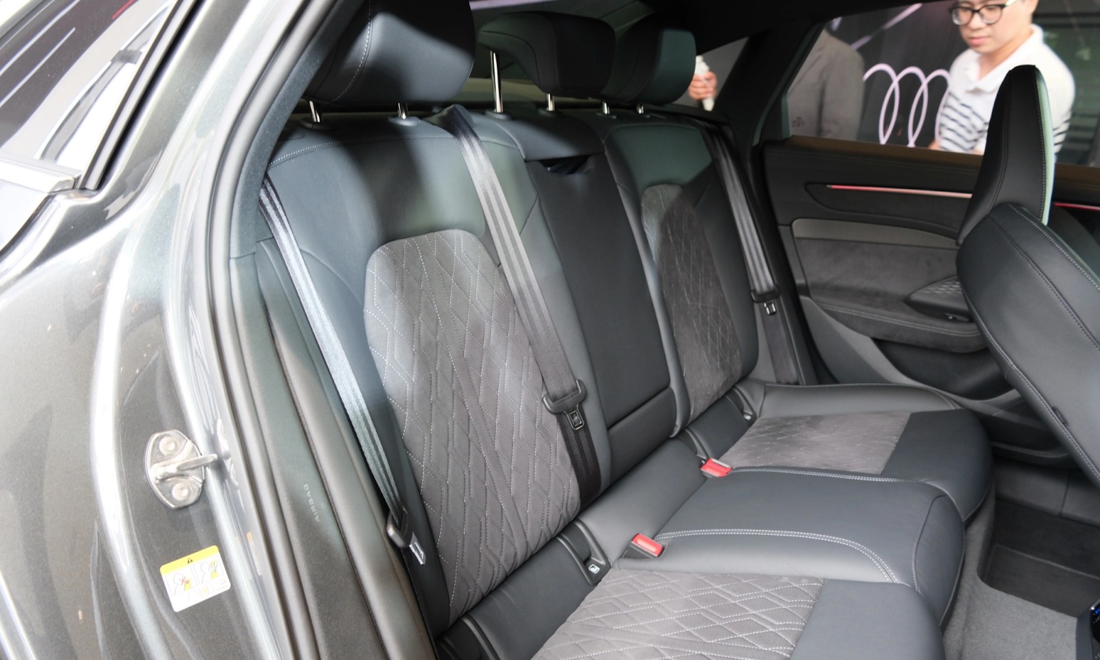 Thiết kế ghế ngồi được bọc da hiện đại, thoải mái và dễ chịu khi sử dụng