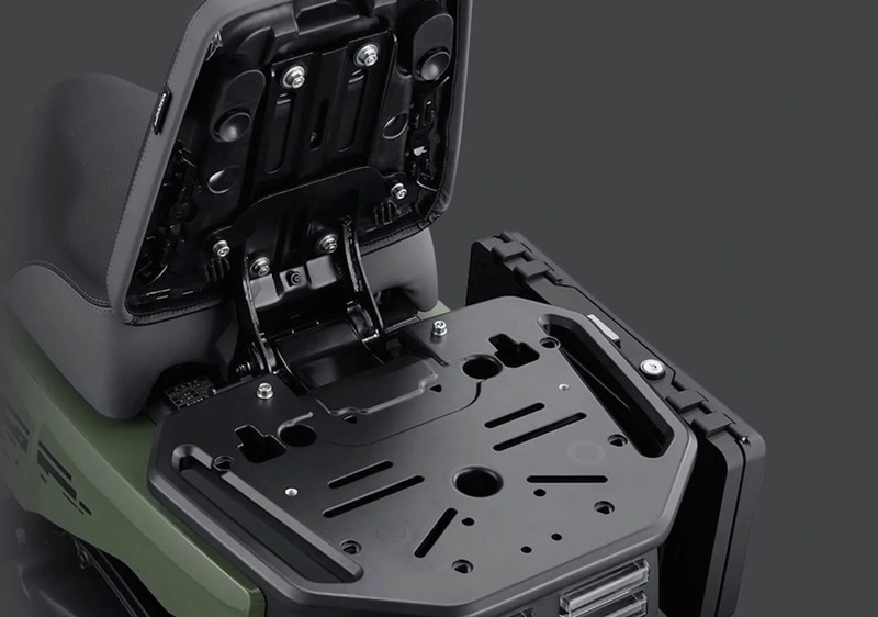 Yên sau có thể gập lên, vừa đóng vai trò làm tựa lưng cho người lái