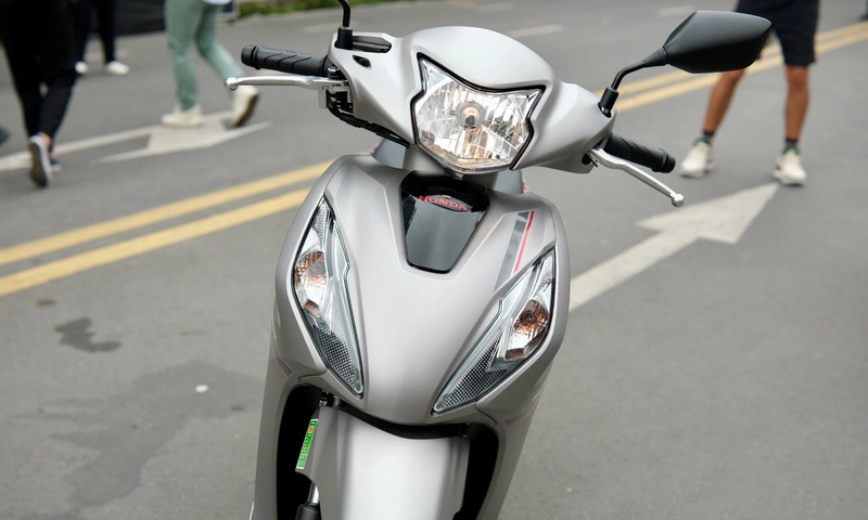 Mặt nạ trước liền khối với các đường gân nhẹ chạy dọc thân xe