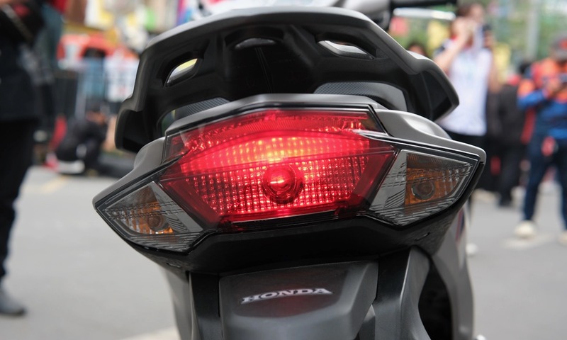 Phần đuôi xe tiếp tục sử dụng cụm đèn hậu lớn, thiết kế liền khối, đặt cao