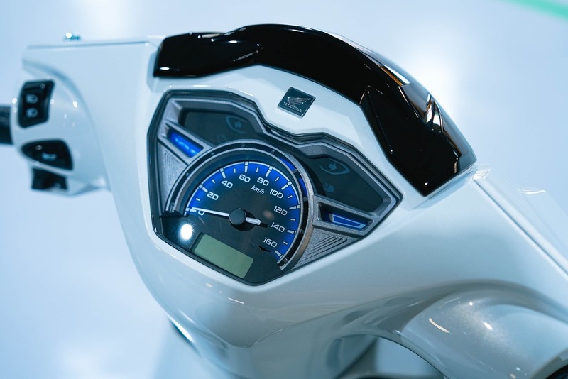 Cụm đồng hồ analog kết hợp màn hình LCD