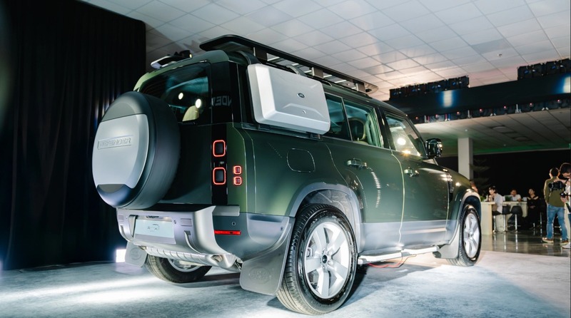 Phần hông xe tiếp tục thể hiện rõ chất “xe nhà binh”