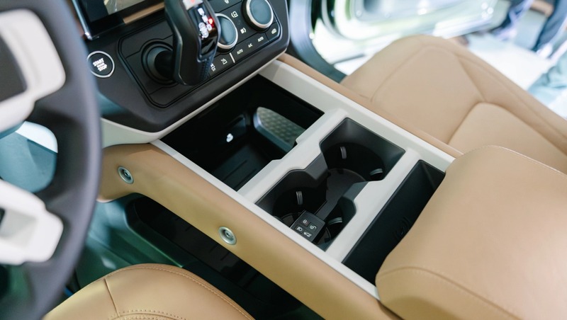 Chất liệu nội thất là sự kết hợp giữa da cao cấp, gỗ, nhựa cứng và cao su