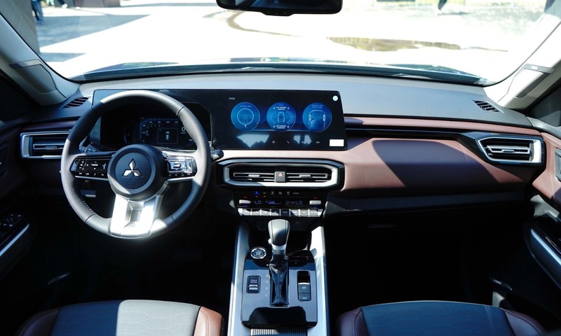 Bảng táp-lô được thiết kế theo dạng phẳng, tối giản, kết hợp màn hình trung tâm nổi