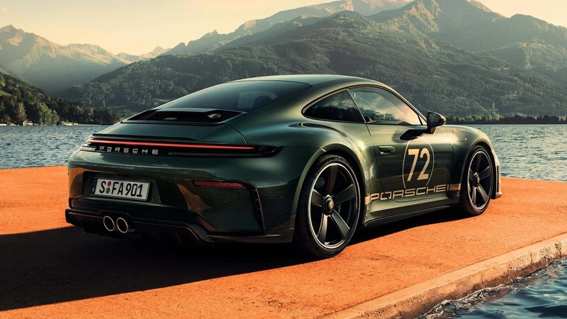 Decal số “72” trên hai cánh cửa nhắc nhớ đến năm thành lập Porsche Design