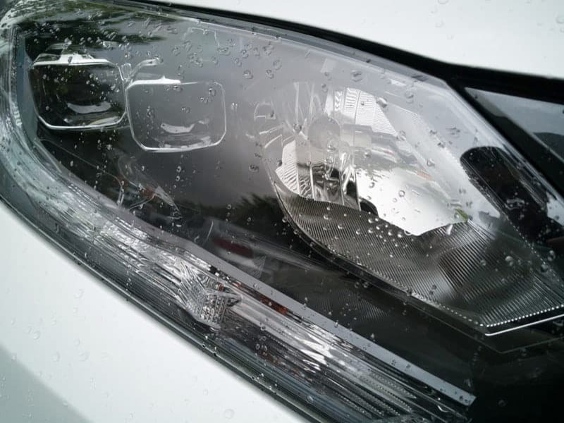 Đèn LED xuất hiện giọt nước nhỏ xuất hiện bên trong chóa đèn