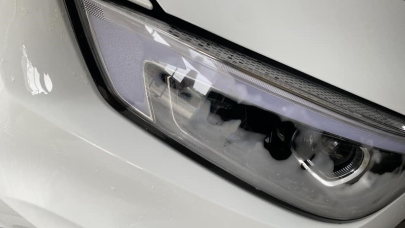 Đèn xe bị hấp hơi do rửa xe 