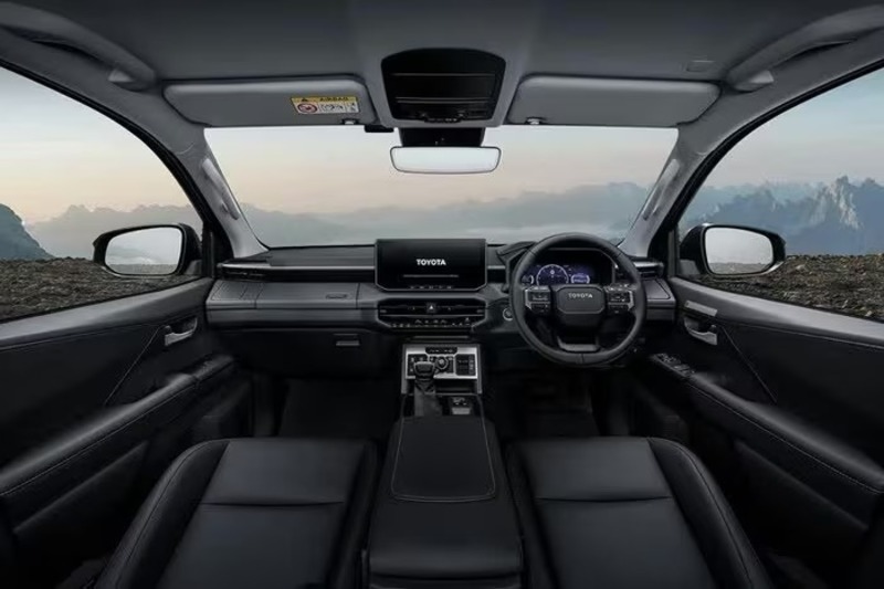 Điểm nhấn nằm ở màn hình giải trí trung tâm dạng nổi