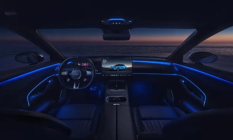 Trang bị vô-lăng thể thao, màn hình cảm ứng trung tâm cỡ lớn